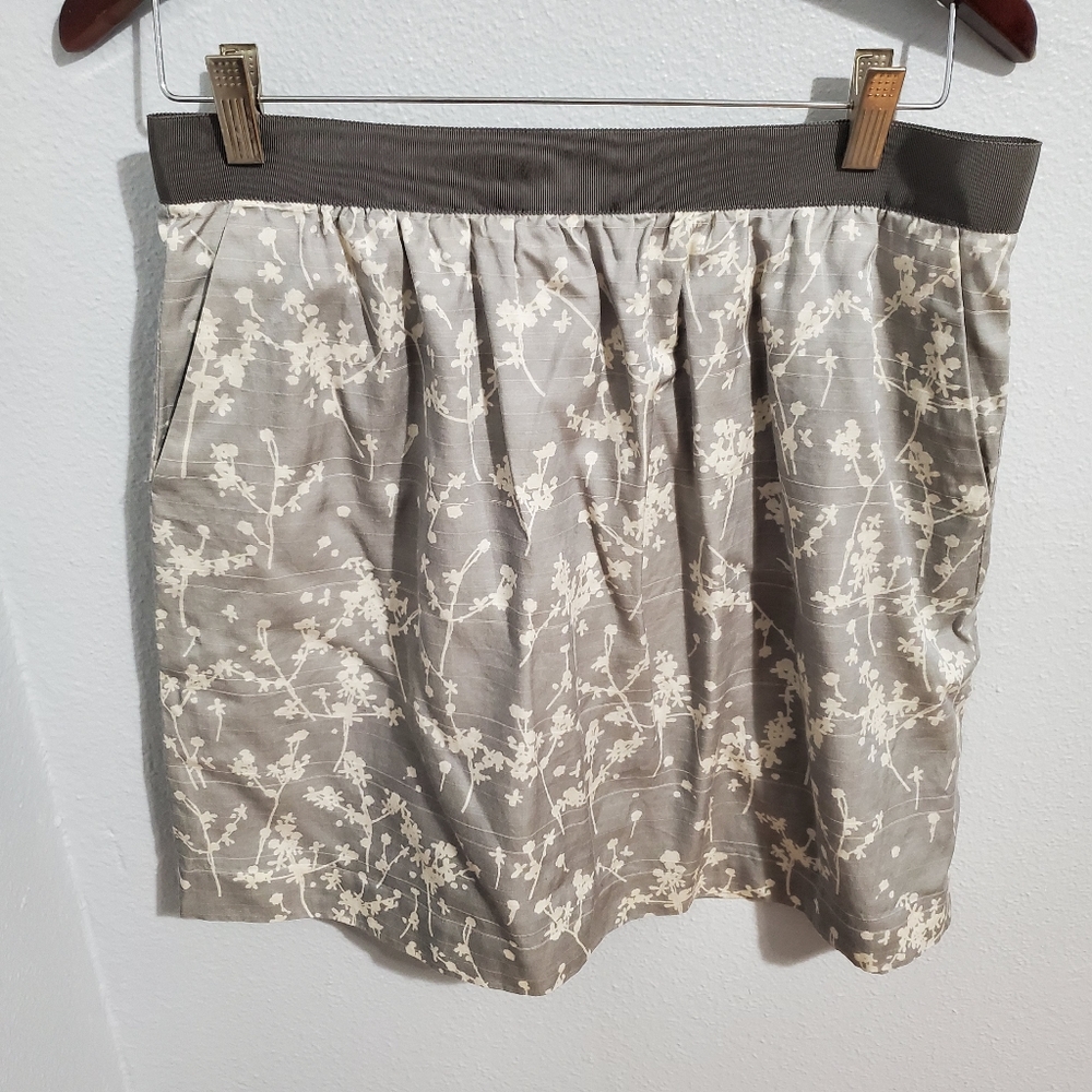 LOFT Floral Grey/White Skirt Size 8